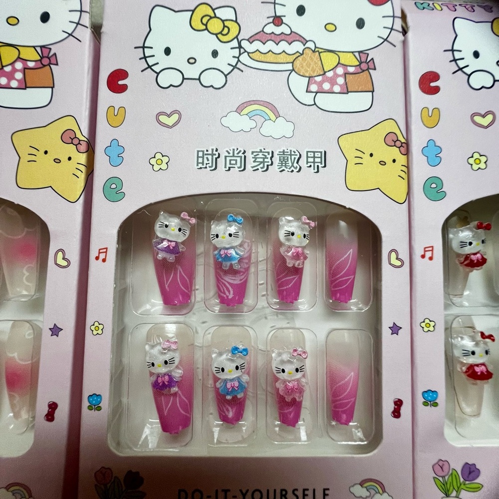 Hello Kitty Nails - Picture 2 of 5